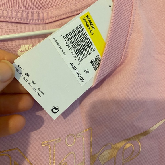 Nike gold swoosh t-shirt - Picture 4 of 5